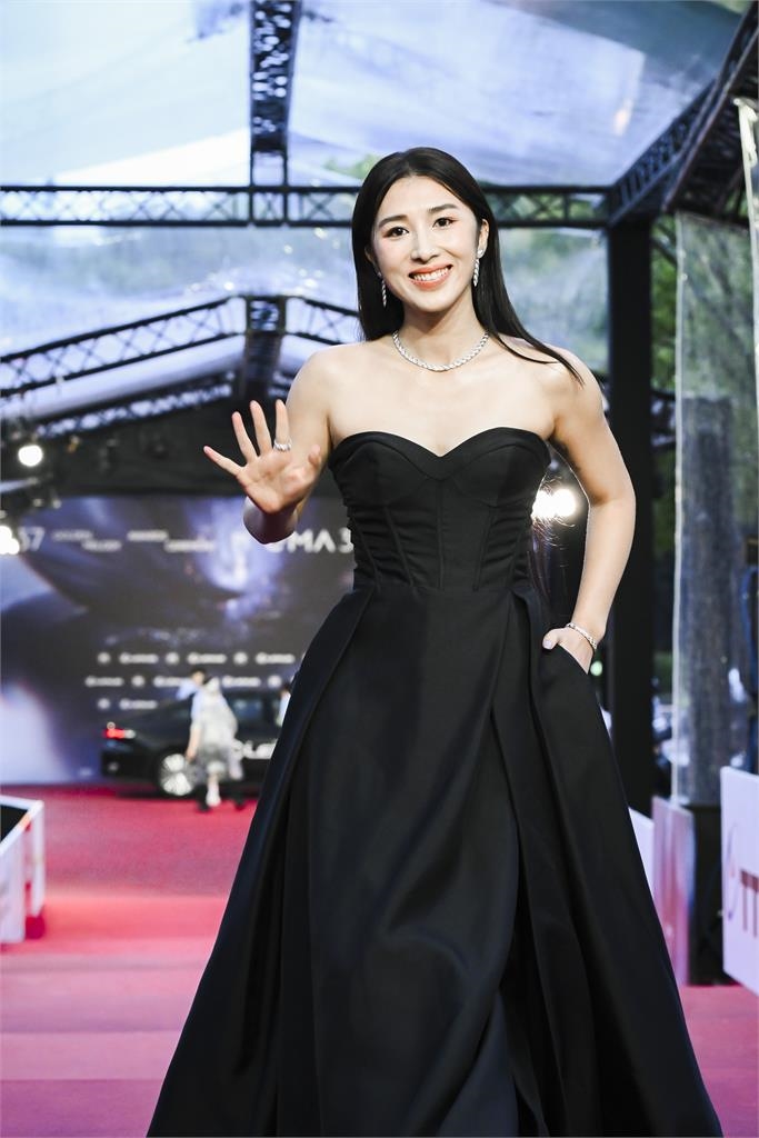 金曲37/李竺芯正面開大招「頂超巨芒果」登紅毯!ØZI深V西裝帥翻全場