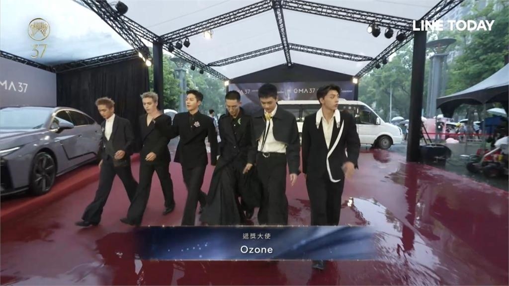 金曲獎37/紅毯驚見「大積水」!女藝人「長裙全泡水」網湧直播怒批:太扯了