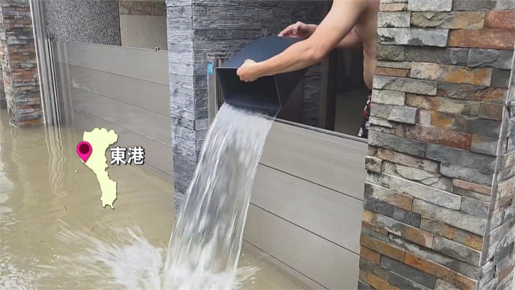 屏東連日強降雨又逢大潮！　老翁騎車誤闖積水路段險遭沖走