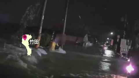 屏東連日強降雨又逢大潮! 老翁騎車誤闖積水路段險遭沖走