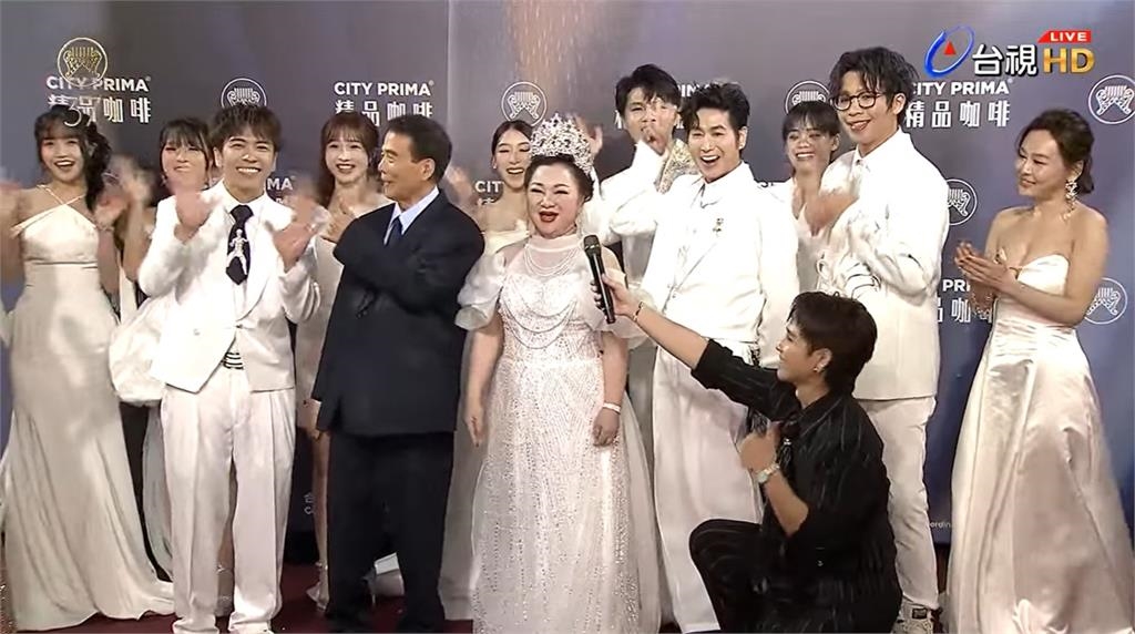 金曲37／白冰冰「戰袍大透明」猛料深不見底！鼓鼓「突下跪」像求婚掀高潮