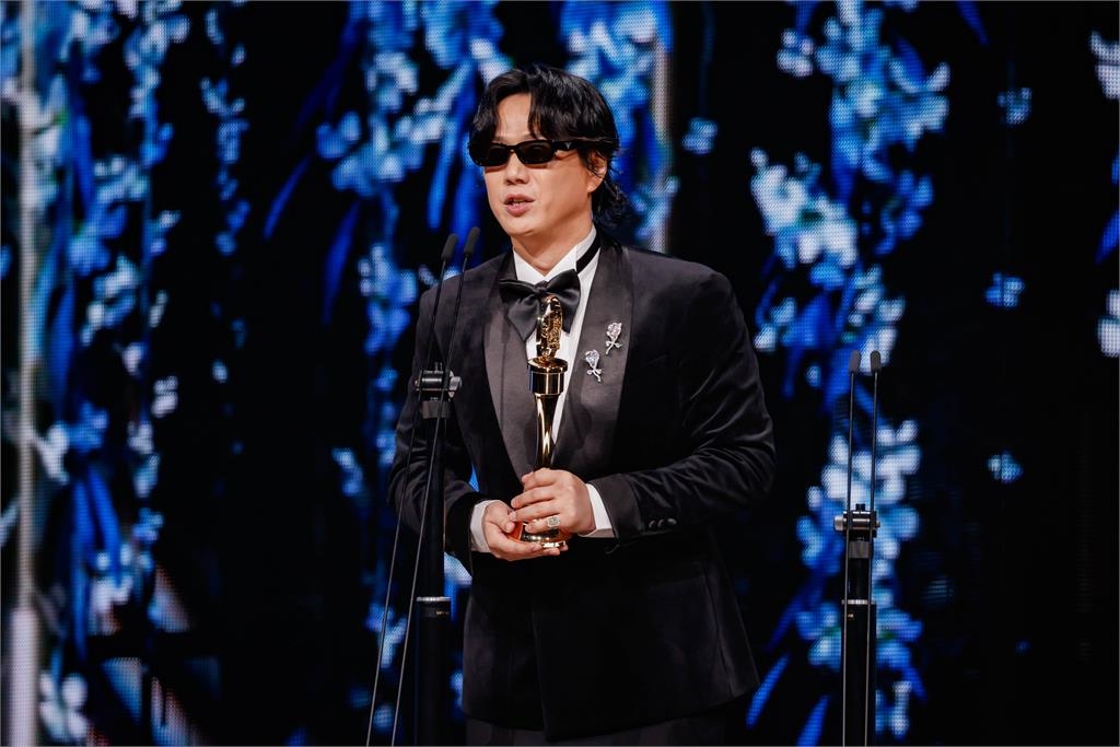 金曲37/蕭煌奇5度封台語歌王「嗨到跳起來」!頒獎又玩地獄哏:污辱我的視力