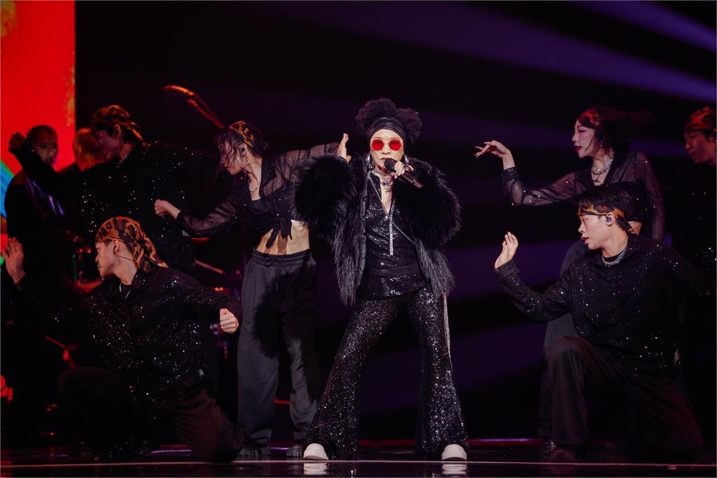 金曲37／比莉、周湯豪母子同台開唱！74歲唱跳真實狀態　網一面倒：真的超強