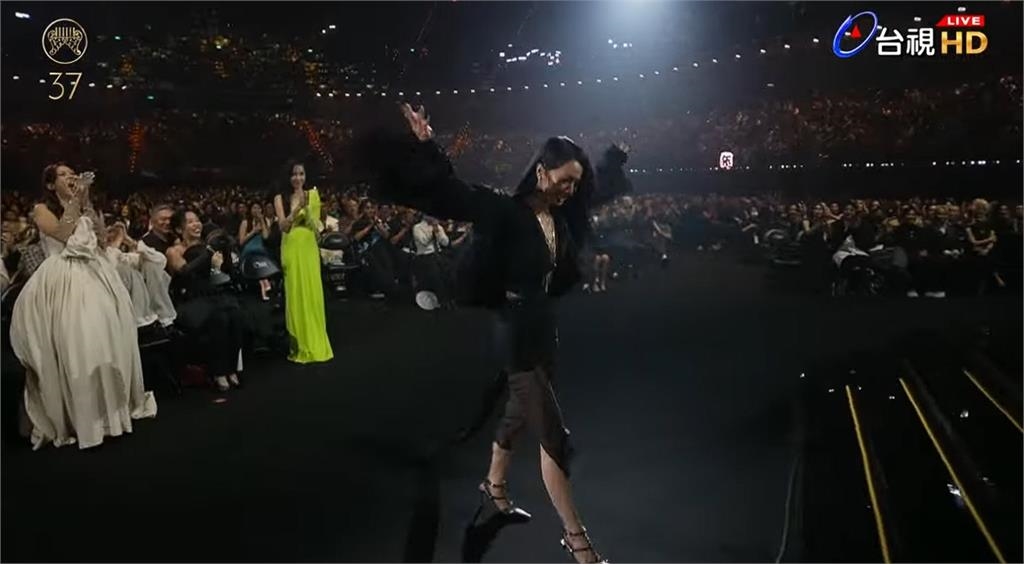 金曲37／蔡依林時隔19年二度封「金曲歌后」！上台謝團隊　抖喊：完全沒想到…