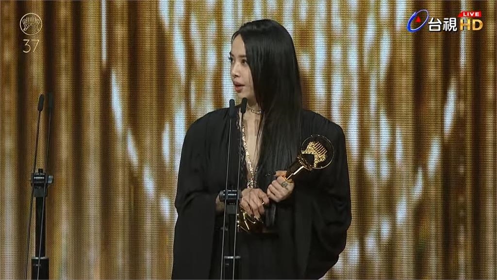 金曲37／蔡依林時隔19年二度封「金曲歌后」！上台謝團隊　抖喊：完全沒想到…