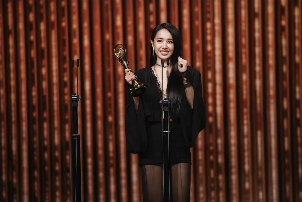 金曲37/蔡依林時隔19年二度封「金曲歌后」!上台謝團隊 抖喊:完全沒想到…