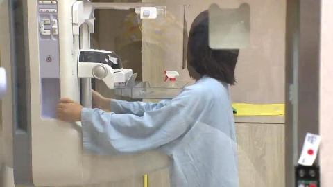 不是濕疹!70歲婦「腹部狂冒紅疹」…醫一看切片「竟是癌症轉移」3症狀注意