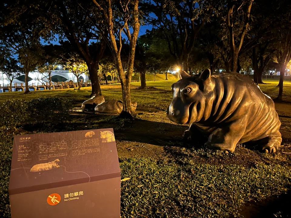台版「博物館驚魂夜」？奇美河馬雕像半夜「游回湖裡」真相曝光網喊法老顯靈
