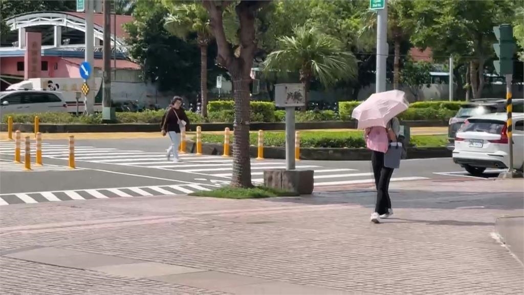 大太陽卻吹強風？高雄廣告帆布遭扯落　路人驚險「左閃右閃」