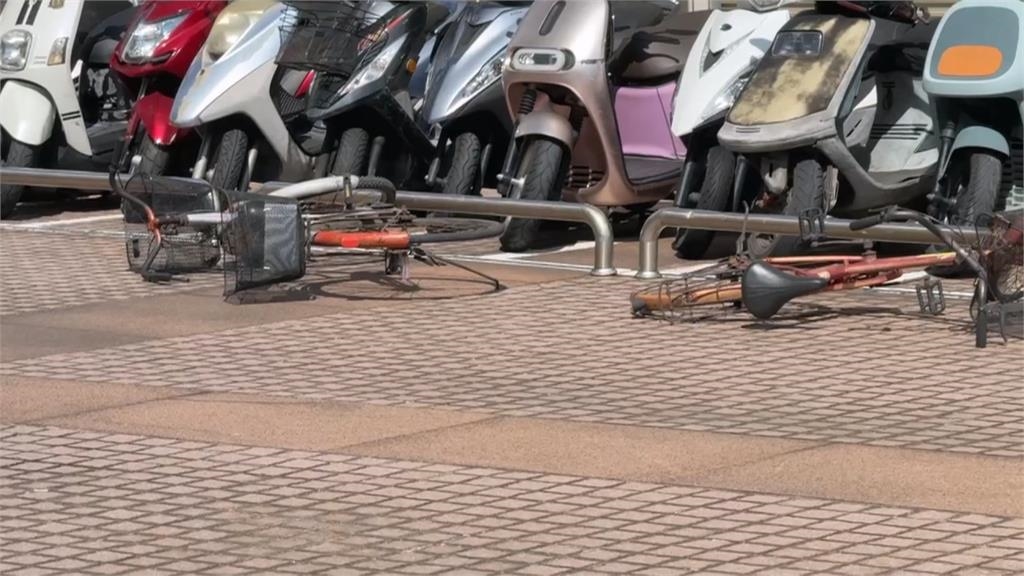 大太陽卻吹強風？高雄廣告帆布遭扯落　路人驚險「左閃右閃」