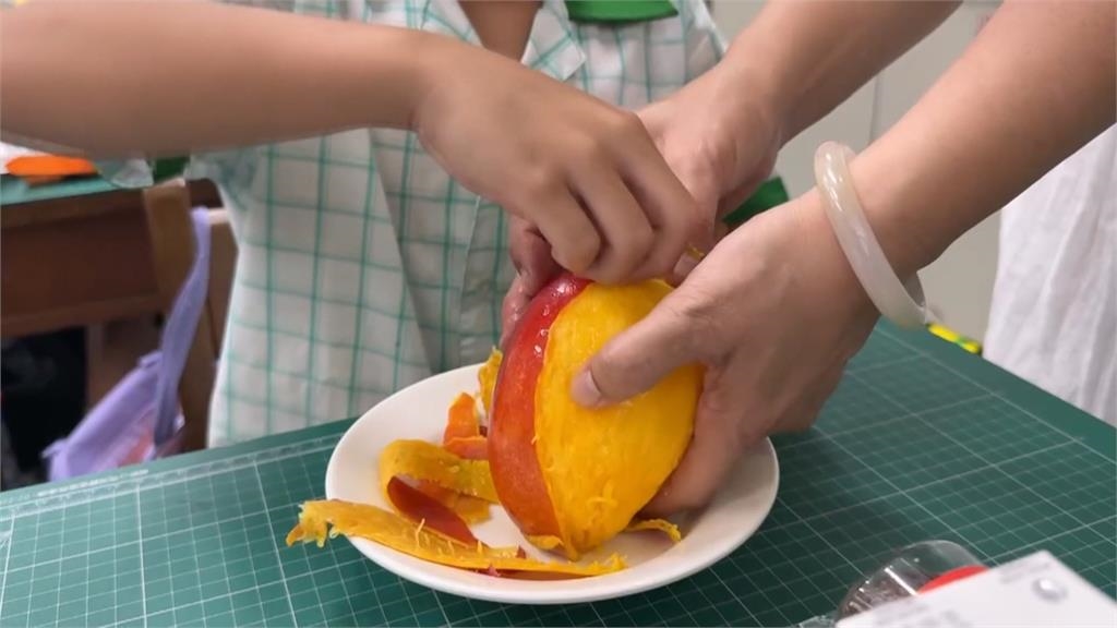 台南營養午餐加菜！　學生爽嗑「愛文芒果」　「一人一顆」成功推動食農教育