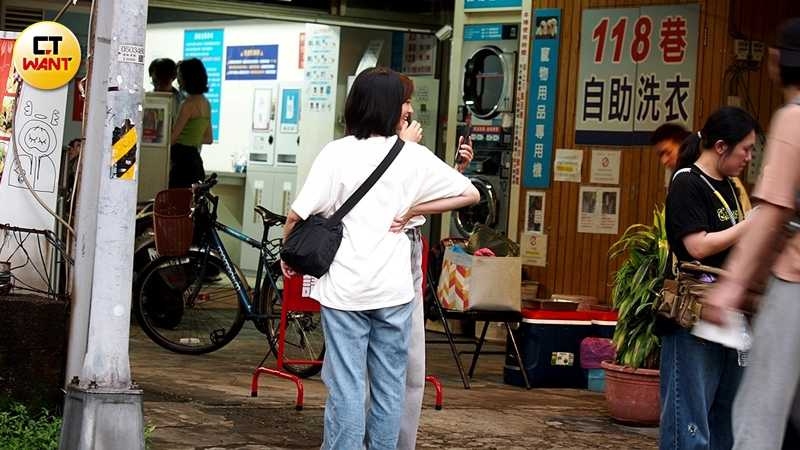 陳意涵拿出手機視訊，她一邊講電話，一邊露出充滿甜蜜笑容，讓人極度好奇電話那頭是誰。（圖／本刊攝影組）