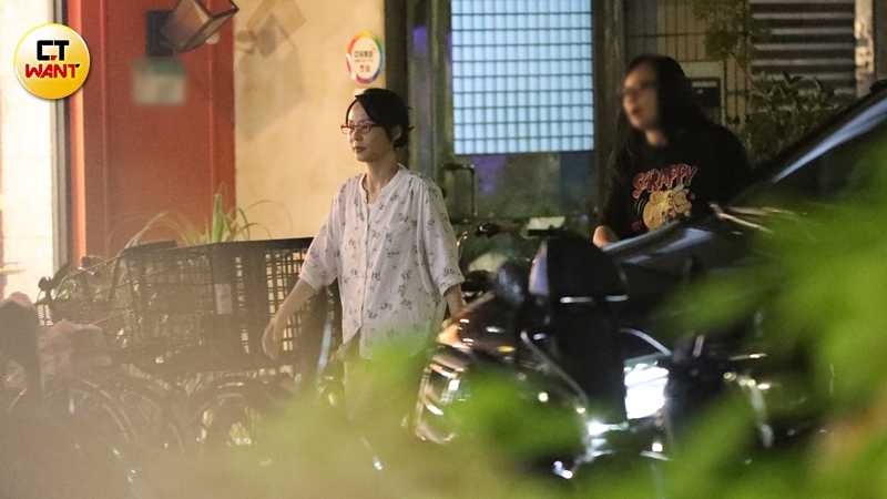 孫淑媚一戴上這副紅色眼鏡，瞬間又「阿珮」上身。（圖／本刊攝影組）