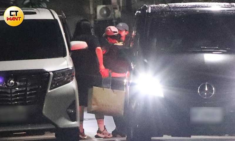 晚間9點半，拍攝結束。孫淑媚迅速換下充滿「嬸味」的劇中造型，穿回私服戴著粉色帽子離開。（圖／本刊攝影組）