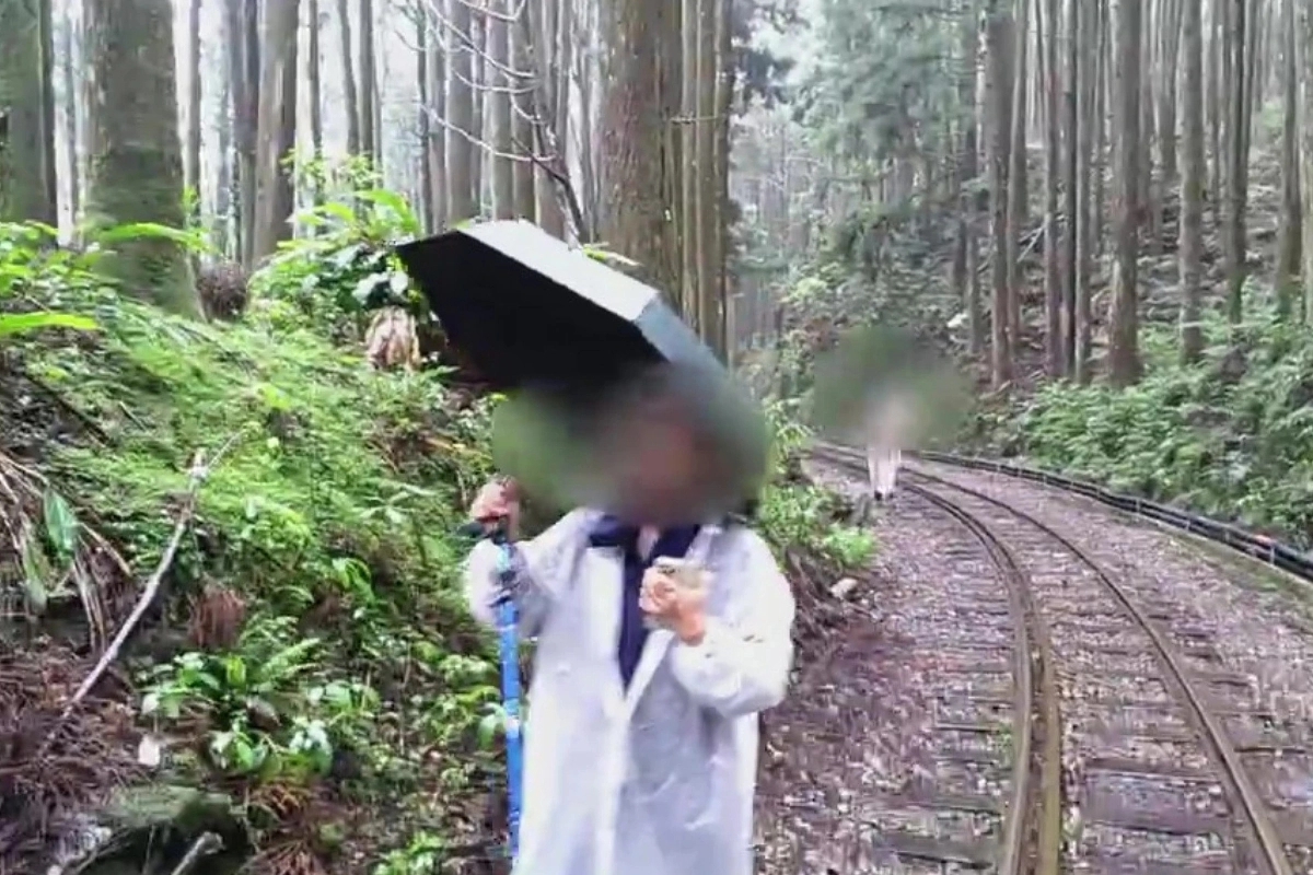 民眾擅闖鐵道拍照打卡。（林鐵處提供）