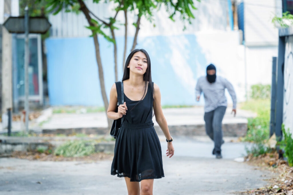 當妳感覺被跟蹤時，請立刻直接走進附近的便利商店、百貨公司或大排長龍的餐廳。圖/123RF圖庫