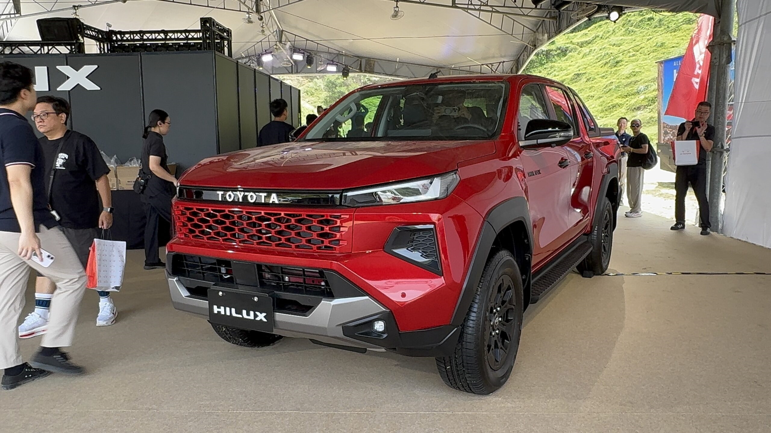 全新大改款 TOYOTA Hilux 重新定義「硬漢皮卡」的舒適新日常