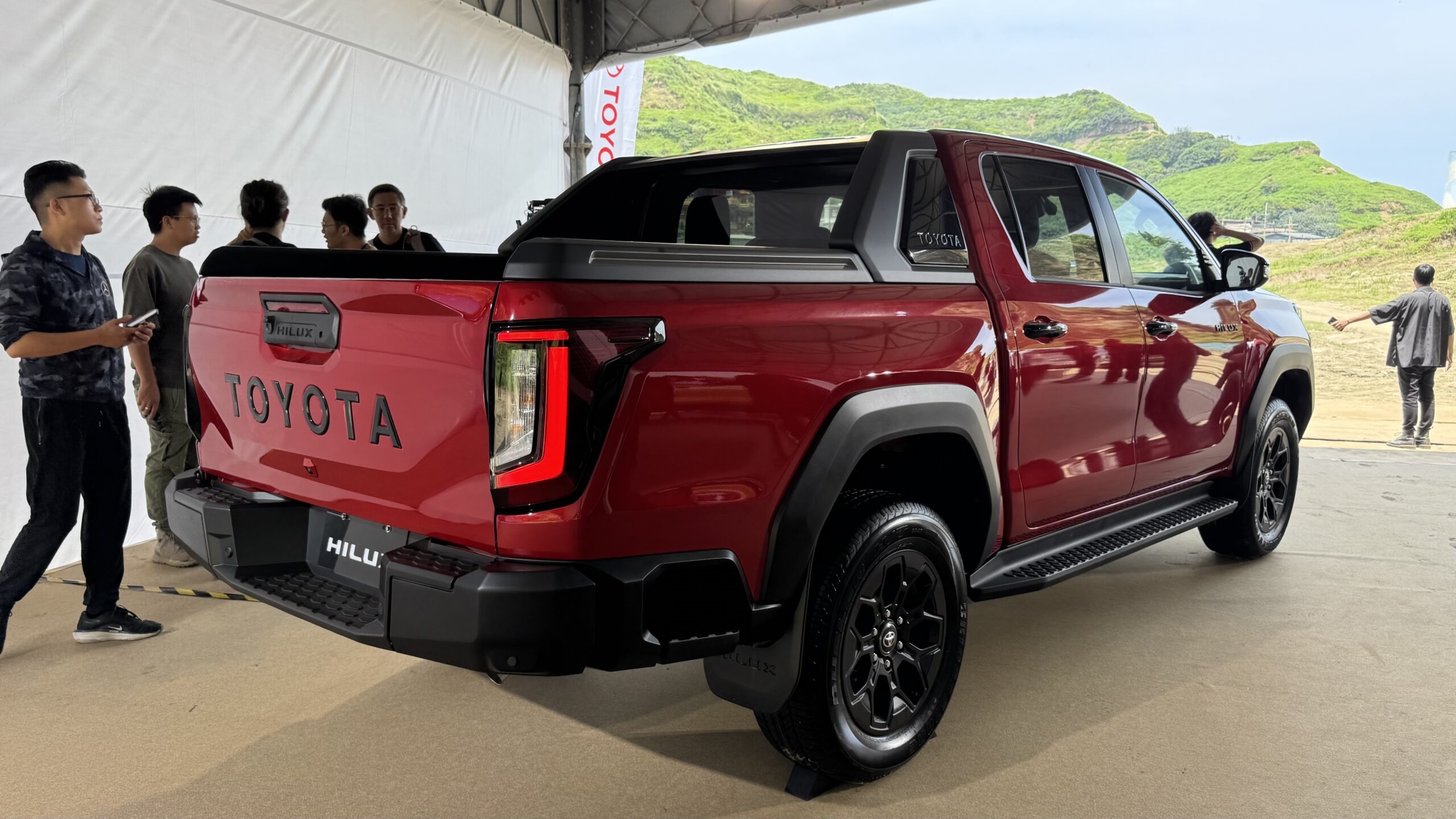 全新大改款 TOYOTA Hilux 重新定義「硬漢皮卡」的舒適新日常