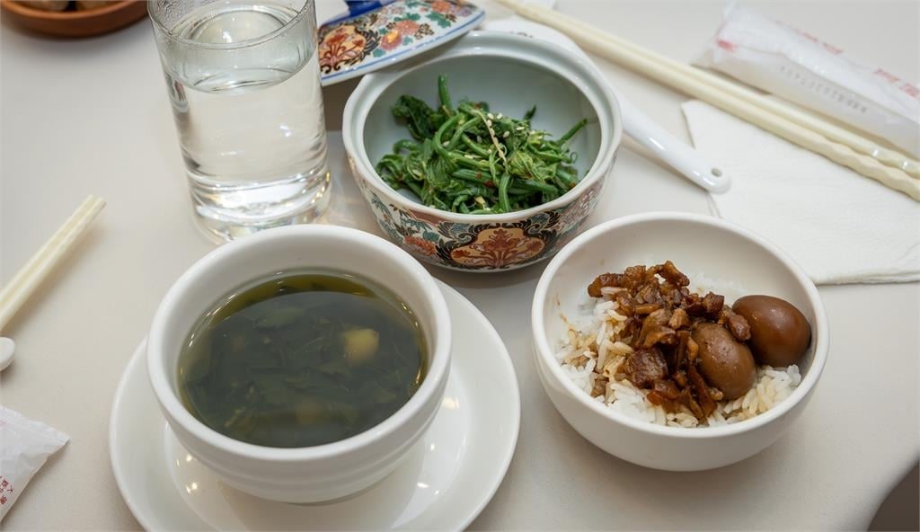 快新聞／「台灣國飯」是這碗？賴清德、楊双子同框大吃美食　他首嚐麻薏湯反應曝光