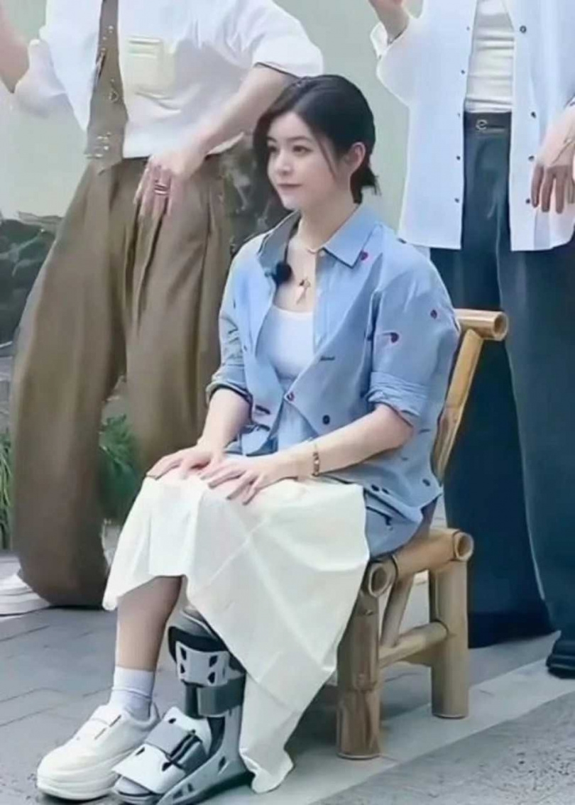 陳妍希3月受傷時仍堅持參加綜藝錄製。（圖／翻攝自微博）。