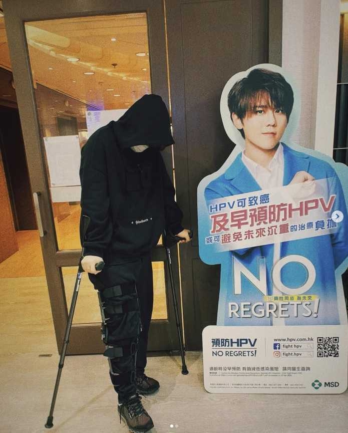 姜濤曾因打球受傷加上阿基里斯腱原本就有問題進行治療，還搞笑跟自己的人形立牌合影。（圖／翻攝自姜濤IG）