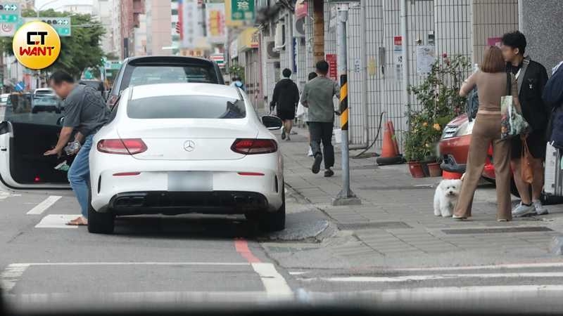 車子到達新竹熊爸公司，熊霓男友還特地穿上外套，看來相當正式地陪同熊霓走進熊爸公司，熊爸則幫忙停車，疑似是首度拜訪女方家人。（圖／本刊攝影組）