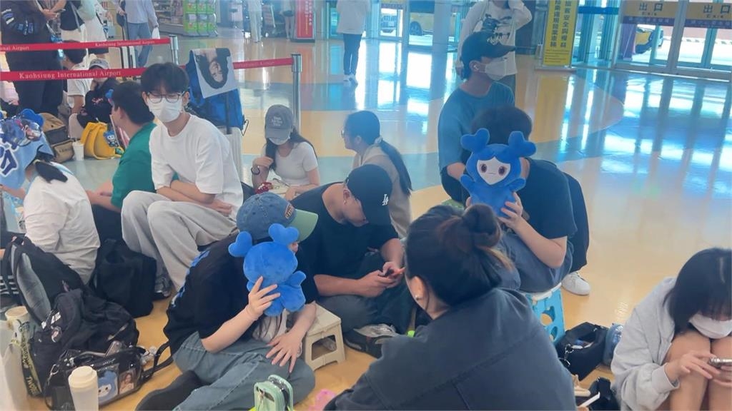 周子瑜在台SOLO首秀獻給高雄 今日回台上百粉絲機場卡位接機