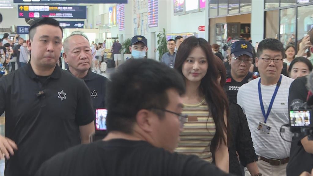 快新聞/周子瑜回台了!台灣首場SOLO獻給高雄 粉絲小港接機畫面曝