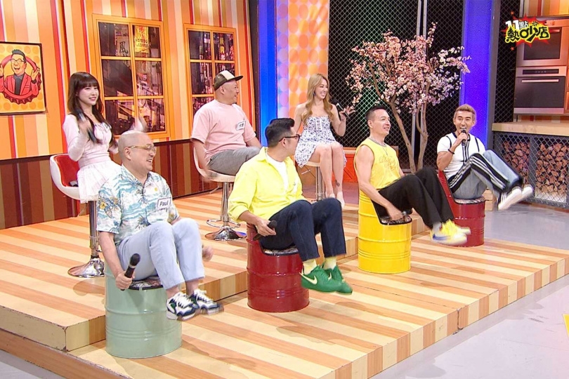 潘若迪(右前一)帶大家跳「椅子舞」 。(圖/TVBS提供)