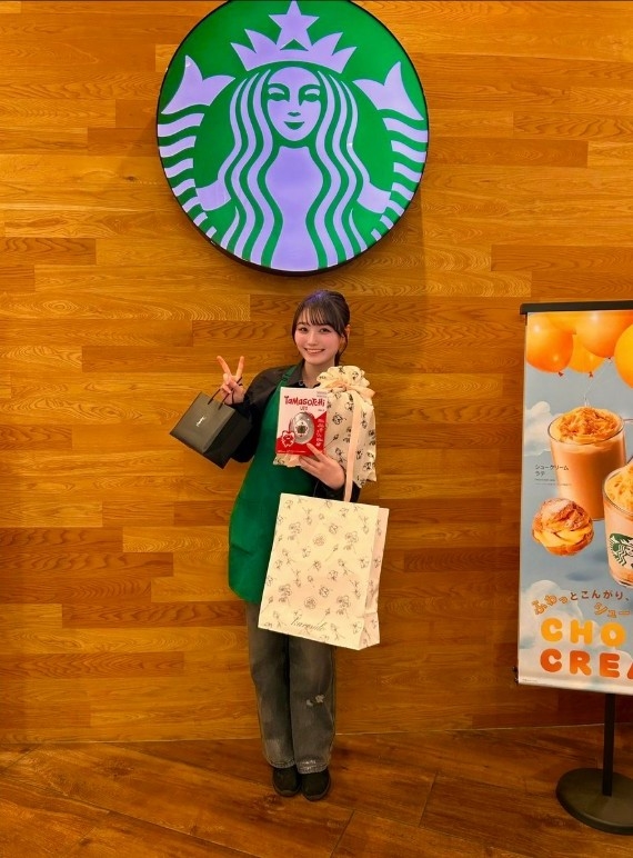 「最美星巴克店員」離職改拍雜誌寫真 泳裝淋浴引發大批網友朝聖