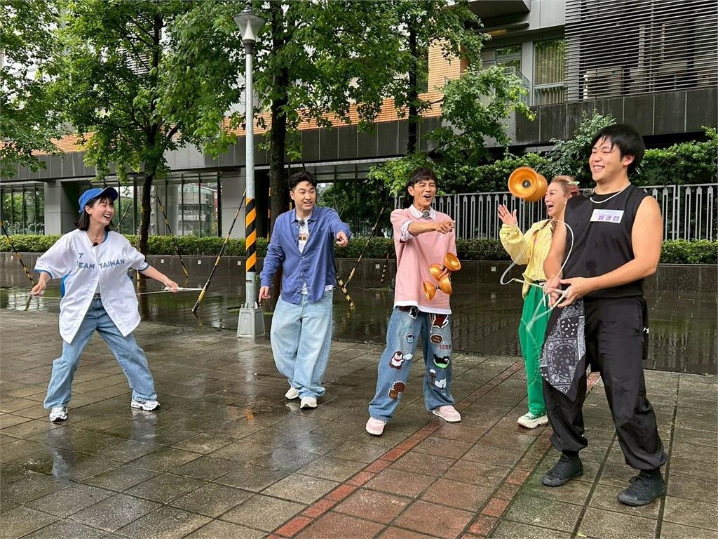 《綜藝新時代》體驗驗「火龍療法」火焰直接在身上燃燒!鹿希派立刻放聲慘叫