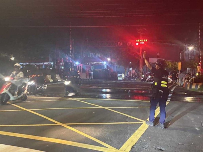 內壢站轉轍器異常造成列車暫停行駛,台鐵維修人員趕赴現場搶修,晚間8時51分恢復正常雙向通行。(圖/鐵路警察提供)