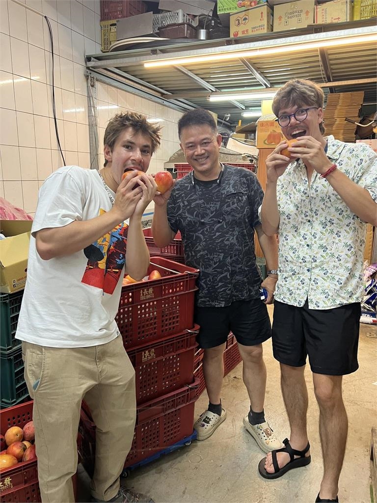 法國交換生來台當果園志工！吃「這水果」飛天驚嘆　網驚最強外交：國外一顆千元