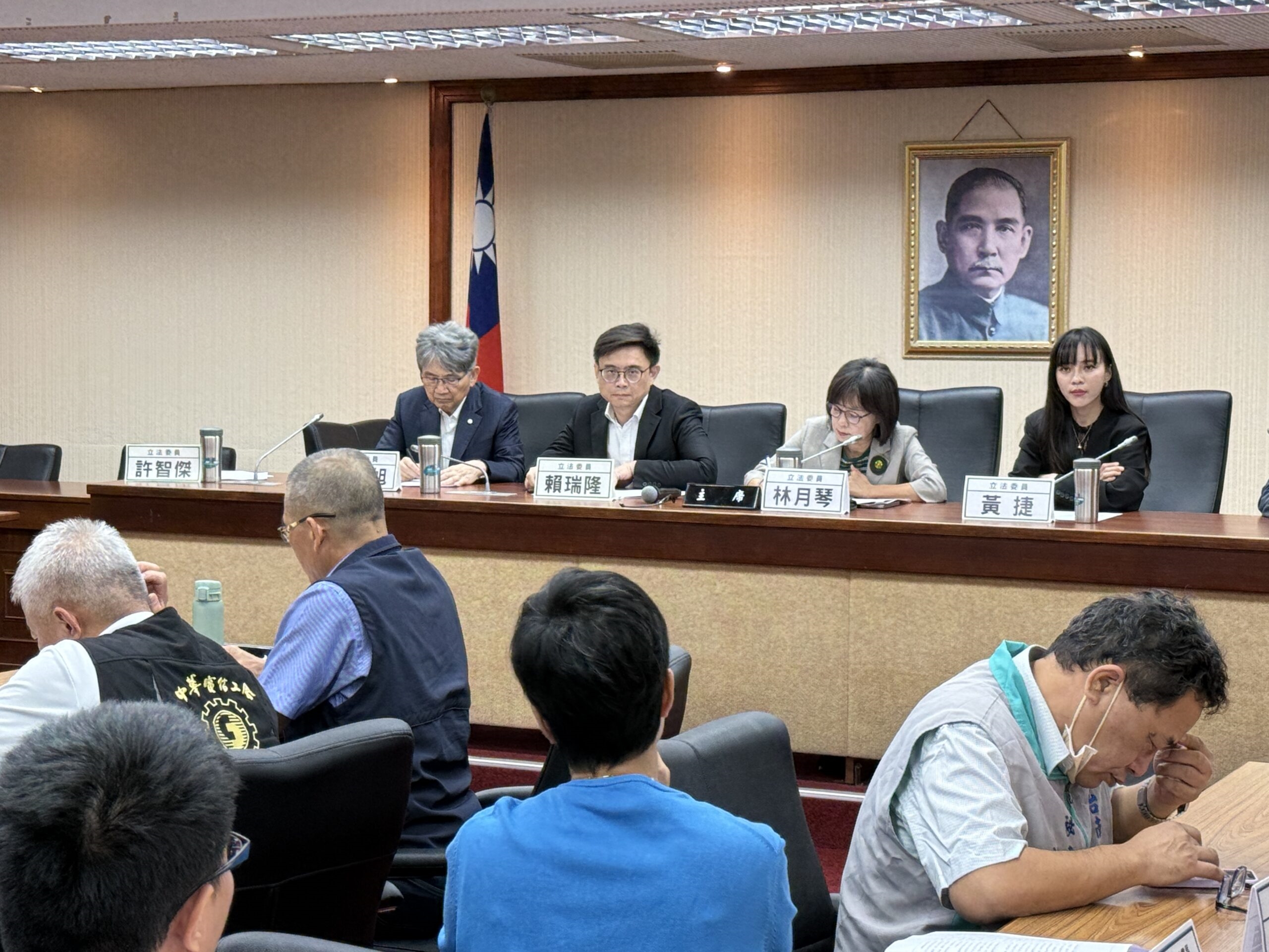 五一平台聯盟拜會爭取勞退改革 賴瑞隆提9%修法版本