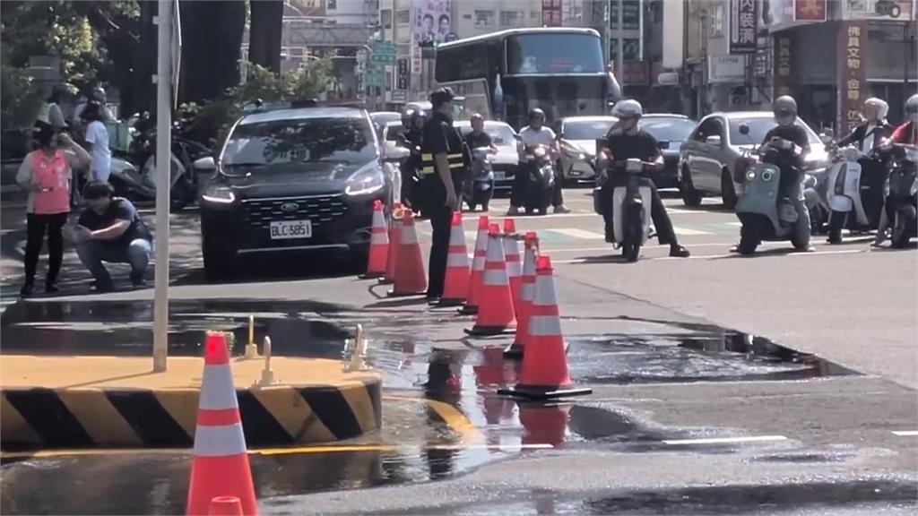 台中南區水管破損炸裂　路面隆起小丘狂冒水　周邊逾7千戶停水