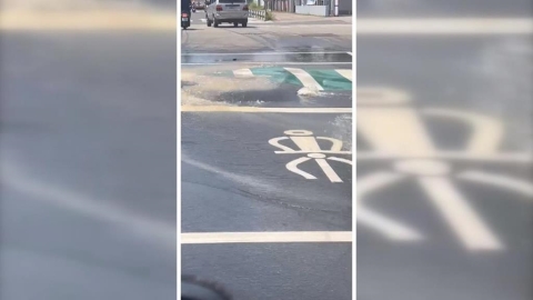 台中南區水管破損炸裂 路面隆起小丘狂冒水 周邊逾7千戶停水