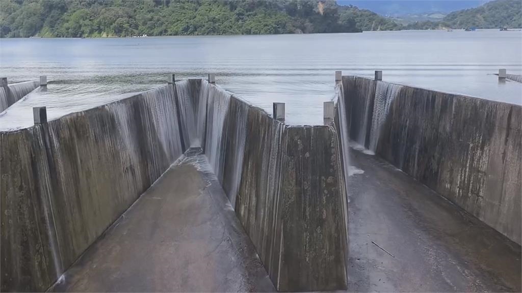 睽違419天!苗栗鯉魚潭水庫 鋸齒堰溢流超壯觀