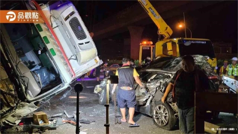 國道驚悚4車連環撞!大貨車側翻壓轎車10人傷