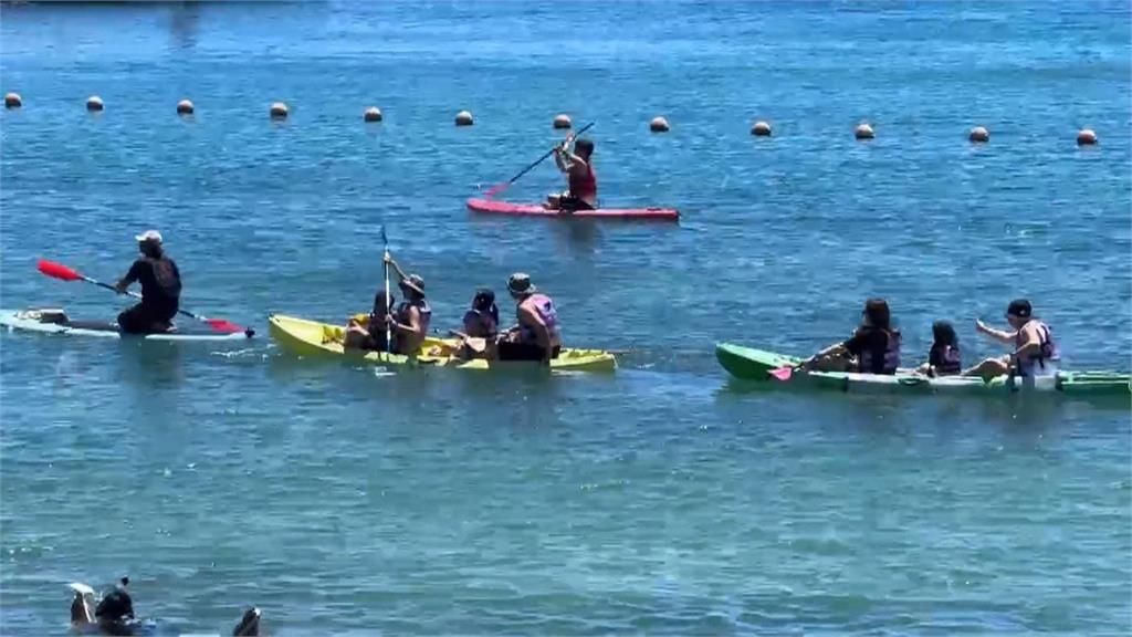 小琉球暑期首週末萬人登島 全國首創「動力浮板」戲水趣