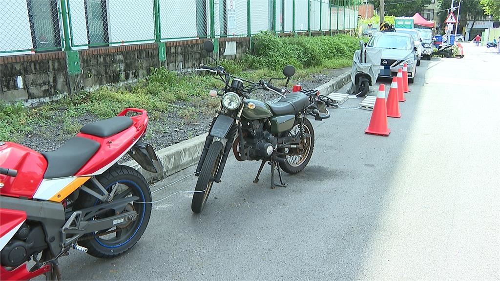 天母「佔位哥」長期霸占免費車位 扯!裝備升級水泥磚、鐵鍊鎖住機車