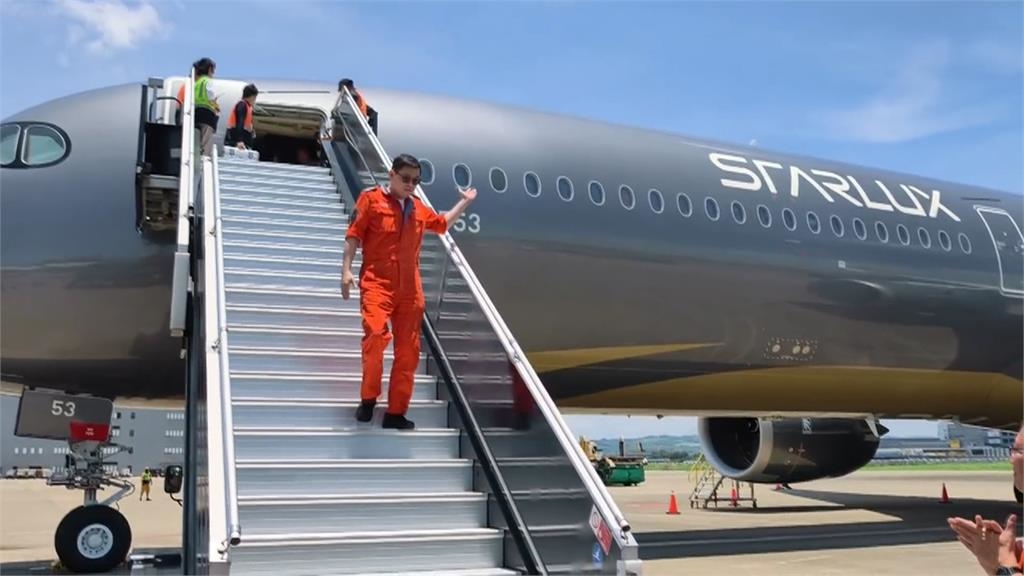K董開回來了! 張國煒親駕首架"藝術機" 航空迷擠爆爭睹