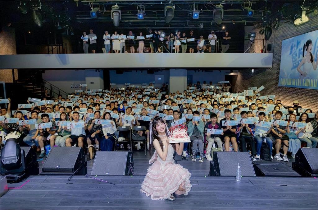 啦啦隊/籃籃出道十年慶生見面會!李多慧壓軸出席給祝福、「美魔女」媽媽驚喜捧花現身