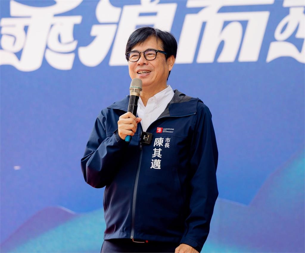周子瑜衝高雄SOLO「喊1事」糗翻車！陳其邁「秒出手救場」網笑：超可愛