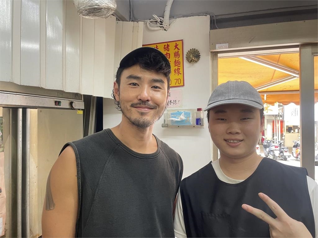 牛雜湯店「落腮鬍帥大叔」超搶眼!竟是阮經天 一票網洗版:時間差不多嘍