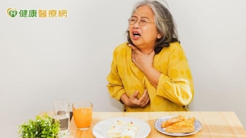 頸部突起、呼吸不順?60歲婦「甲狀腺結節」害難入眠