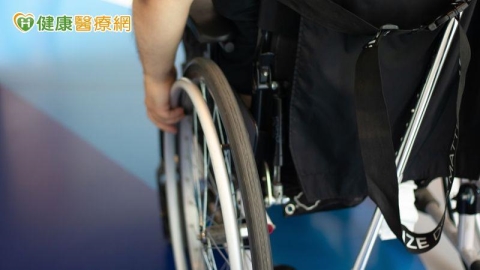 失能長輩輔具重擔得紓困 長照推每三年六萬元租賃給付