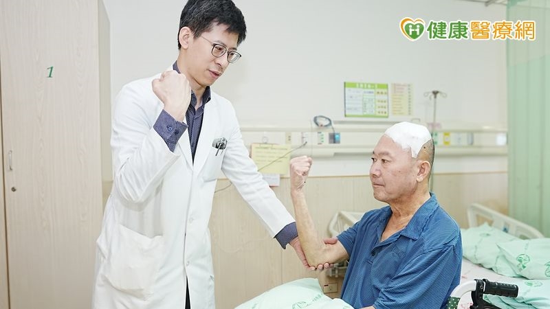 半夜跌倒爬不起來竟是腦瘤作祟　「清醒開顱」助重拾行走能力