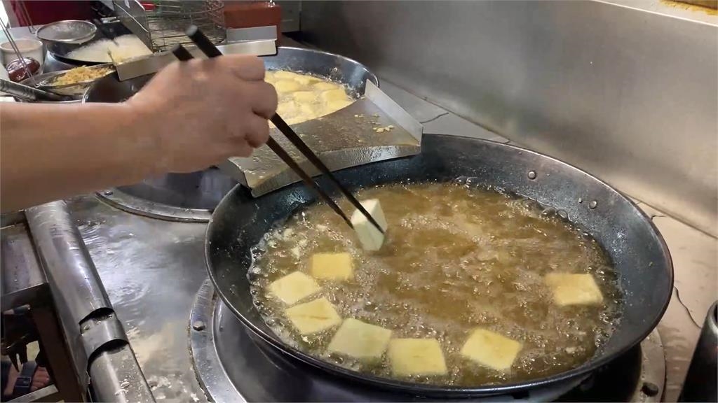 "玉里橋頭臭豆腐"碧潭店開幕 第2天火速遭環保局開單