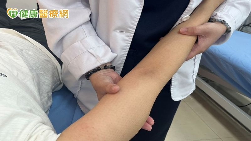 乳癌術後手臂淋巴水腫 醫師教簡易自我檢測與退腫處置