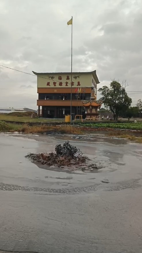 快新聞／壓力太大？強颱「巴威」強勢逼近　屏東萬丹泥火山先噴發了